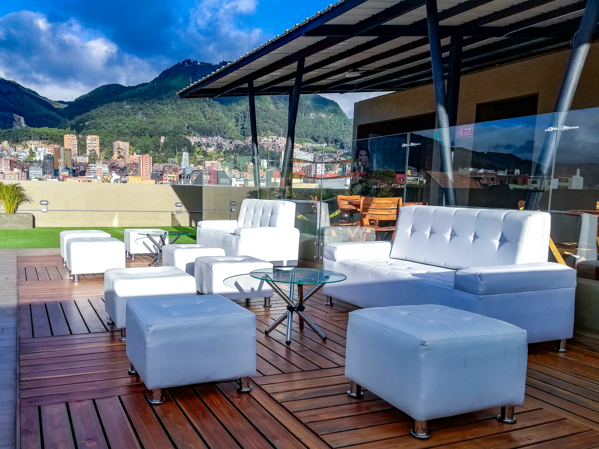 Sala lounge con poltronas y sofás elegantes para evento en Bogotá