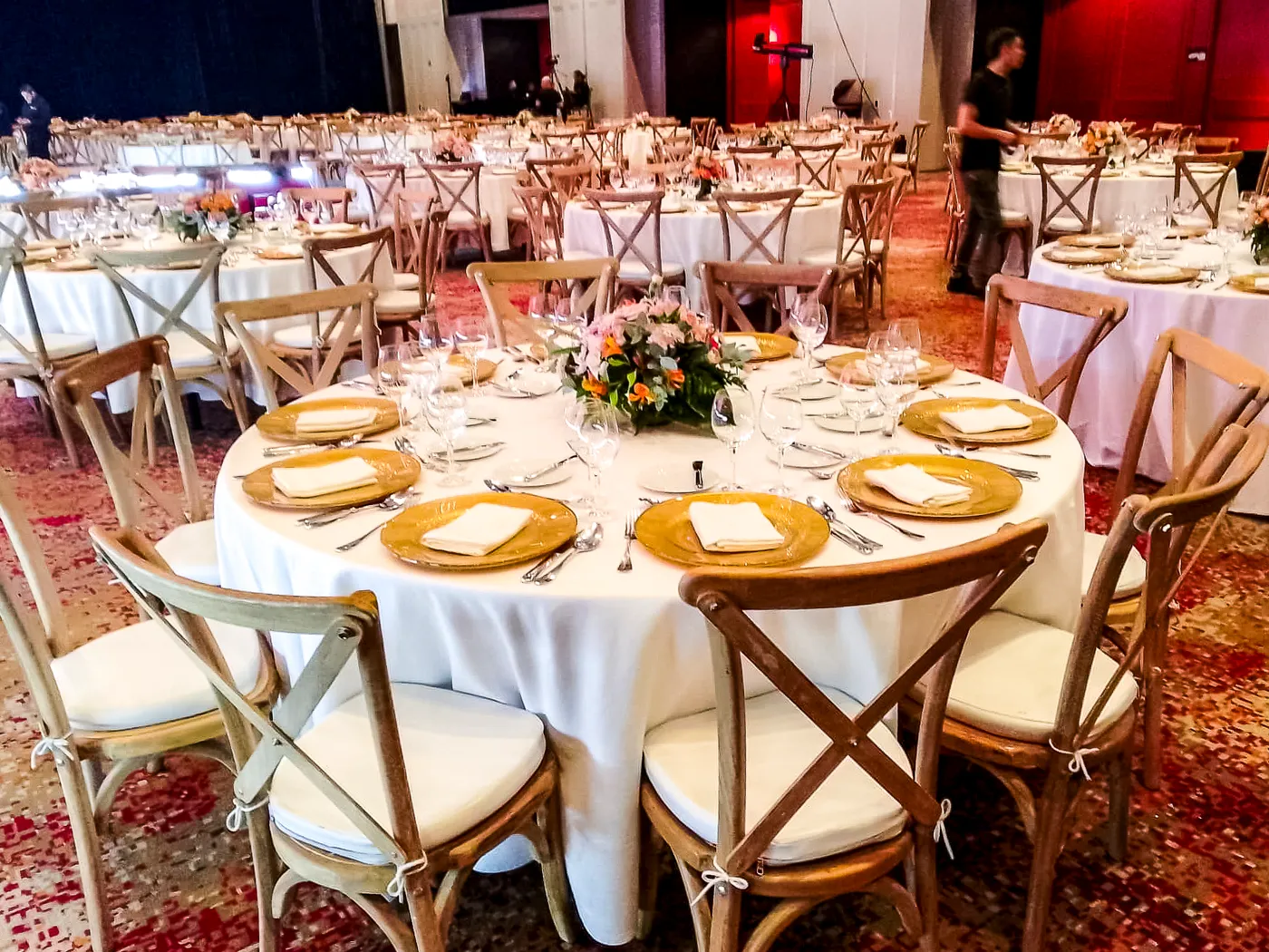 Sala lounge para boda con poltronas y decoración elegante en Bogotá