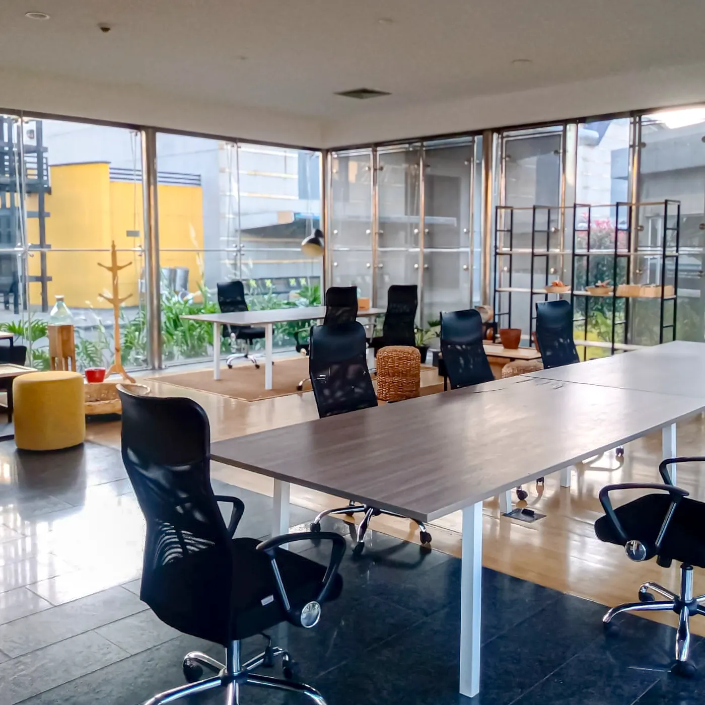 Montaje corporativo con mesas gerenciales y sillas ejecutivas para evento empresarial en Bogotá
