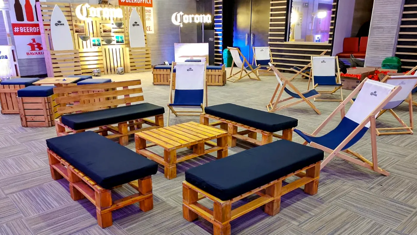 Stand de feria con carpas y mobiliario lounge para activación de marca en Bogotá