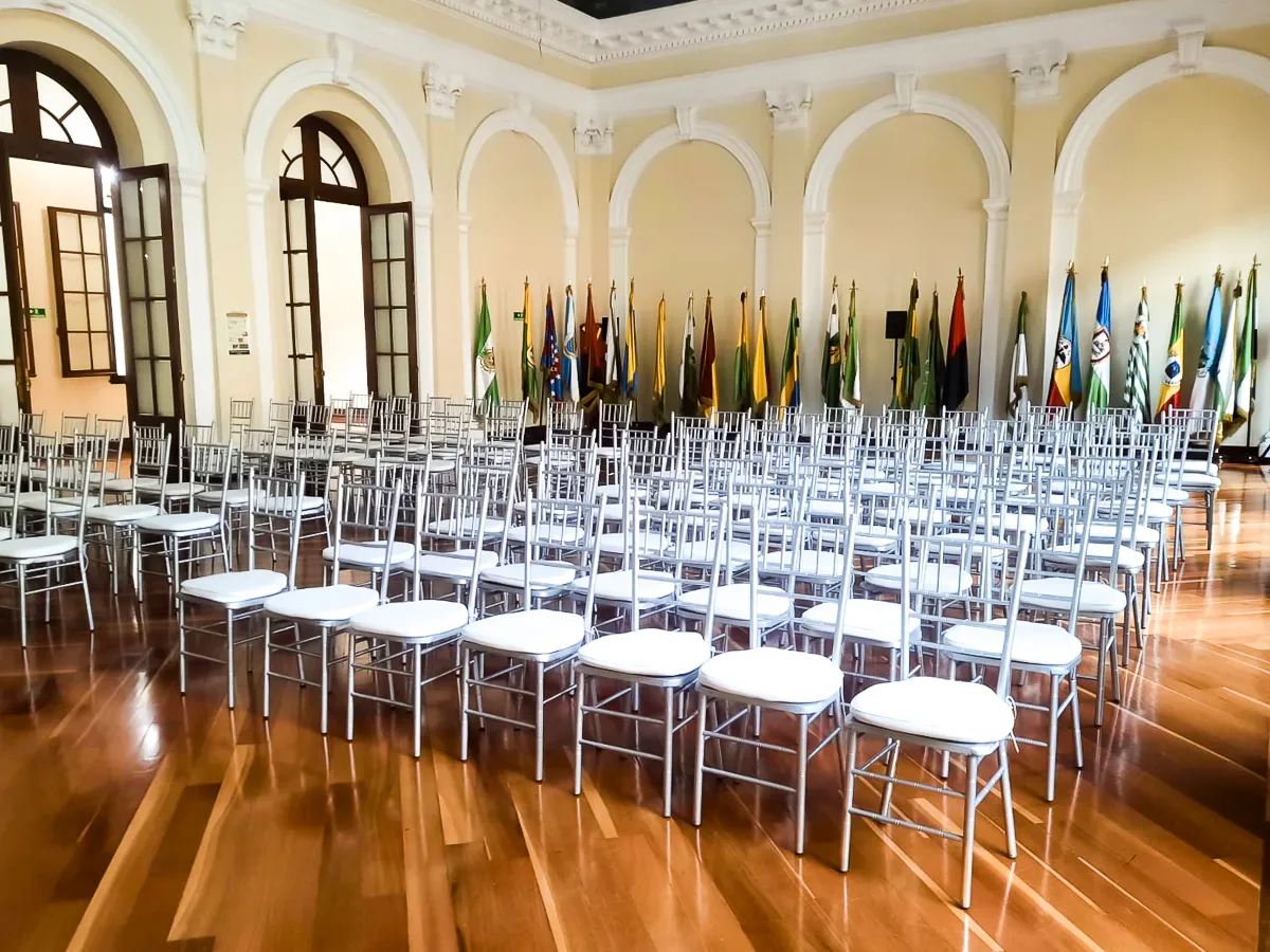 Auditorio con cientos de sillas blancas para congreso empresarial