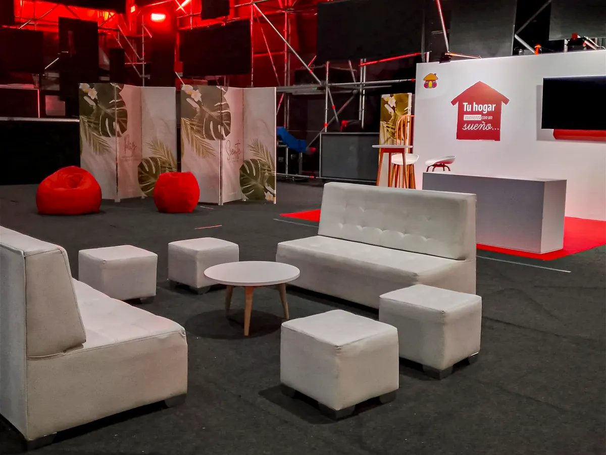 Stand corporativo con counter y mobiliario ejecutivo para feria