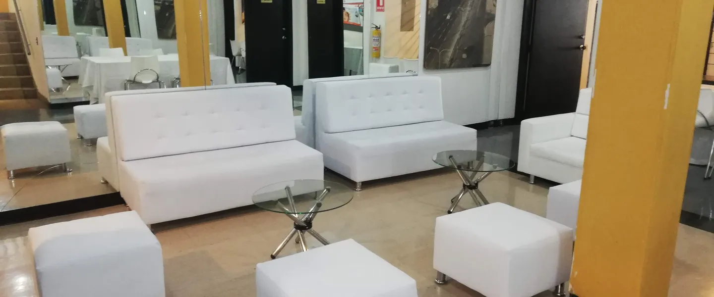 Montaje elegante con salas lounge para evento en Bogotá