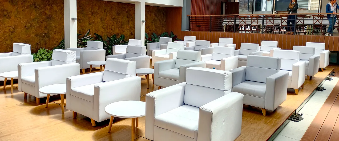 Montaje elegante con salas lounge para evento en Bogotá