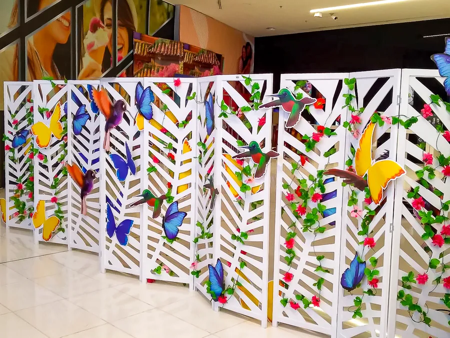 Biombos blancos para separar ambientes en evento