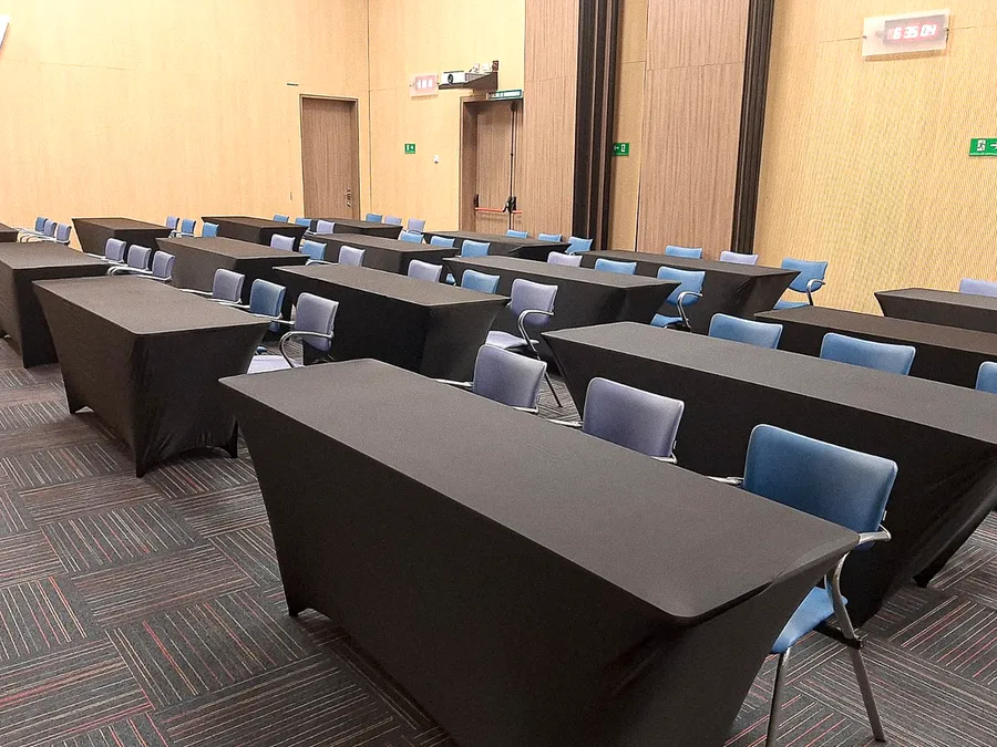 Mesas para reuniones con mantelería para evento