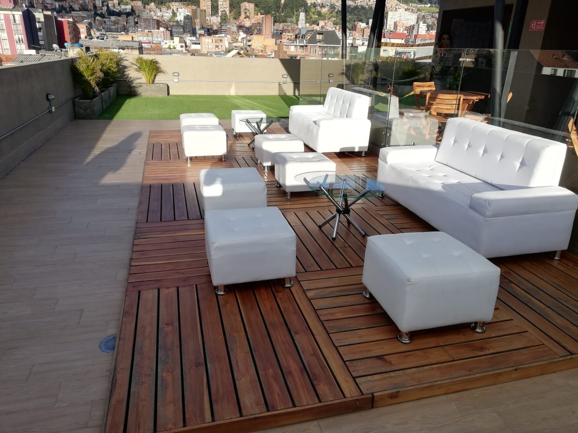 Sala lounge para boda con poltronas y decoración elegante en Bogotá