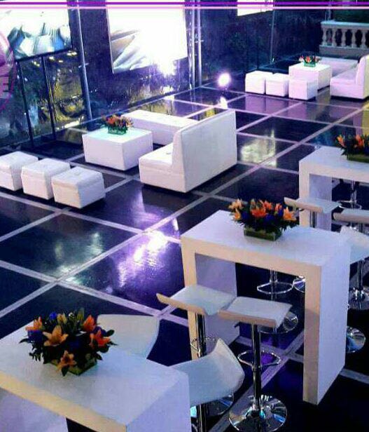 Montaje corporativo con mesas gerenciales y sillas ejecutivas para evento empresarial en Bogotá