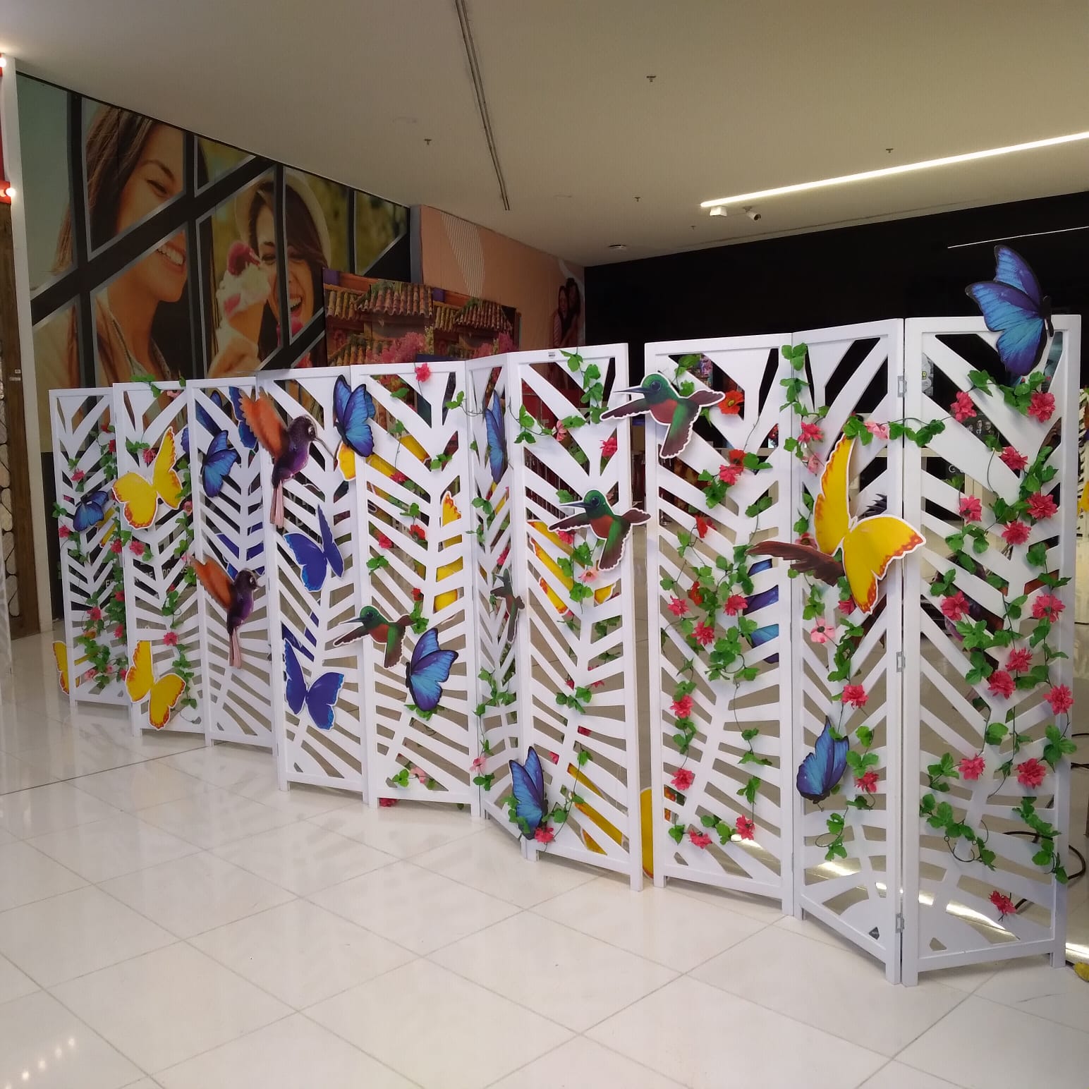 Biombos blancos para separar ambientes en evento