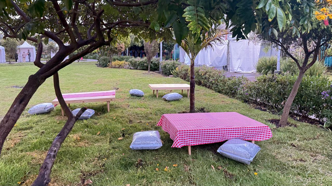 Mesa picnic con cojines para evento al aire libre