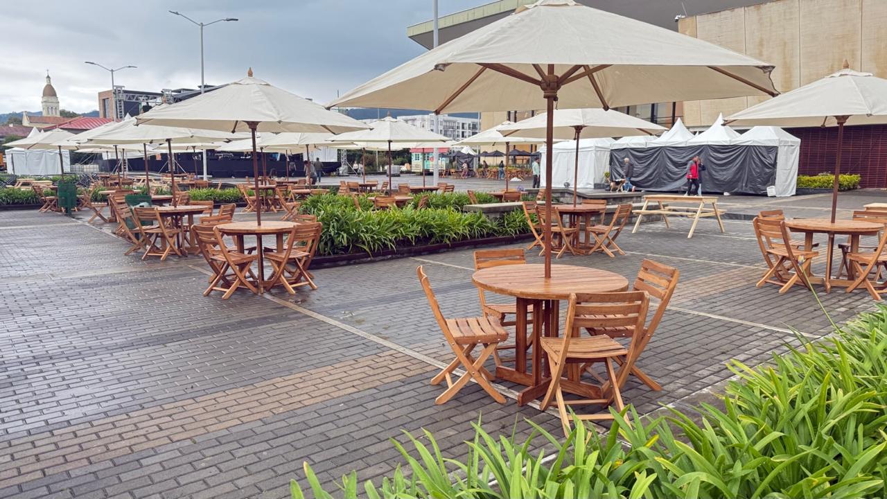 Mesa con parasol para evento exterior en Bogotá