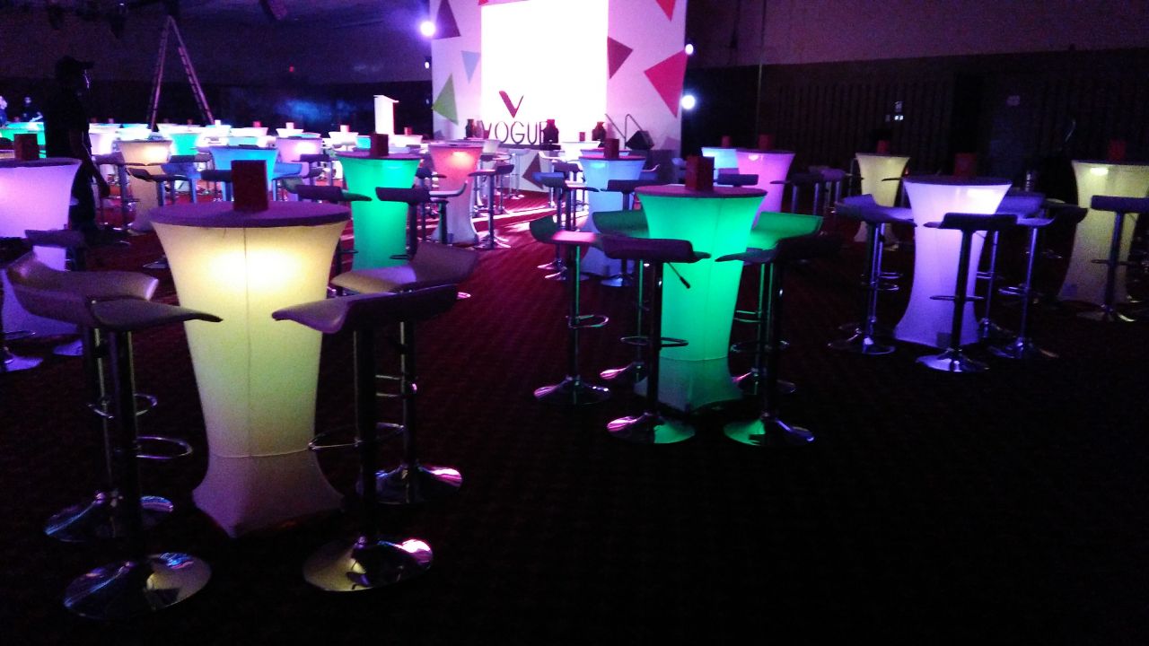 Mesas para reuniones con mantelería para evento