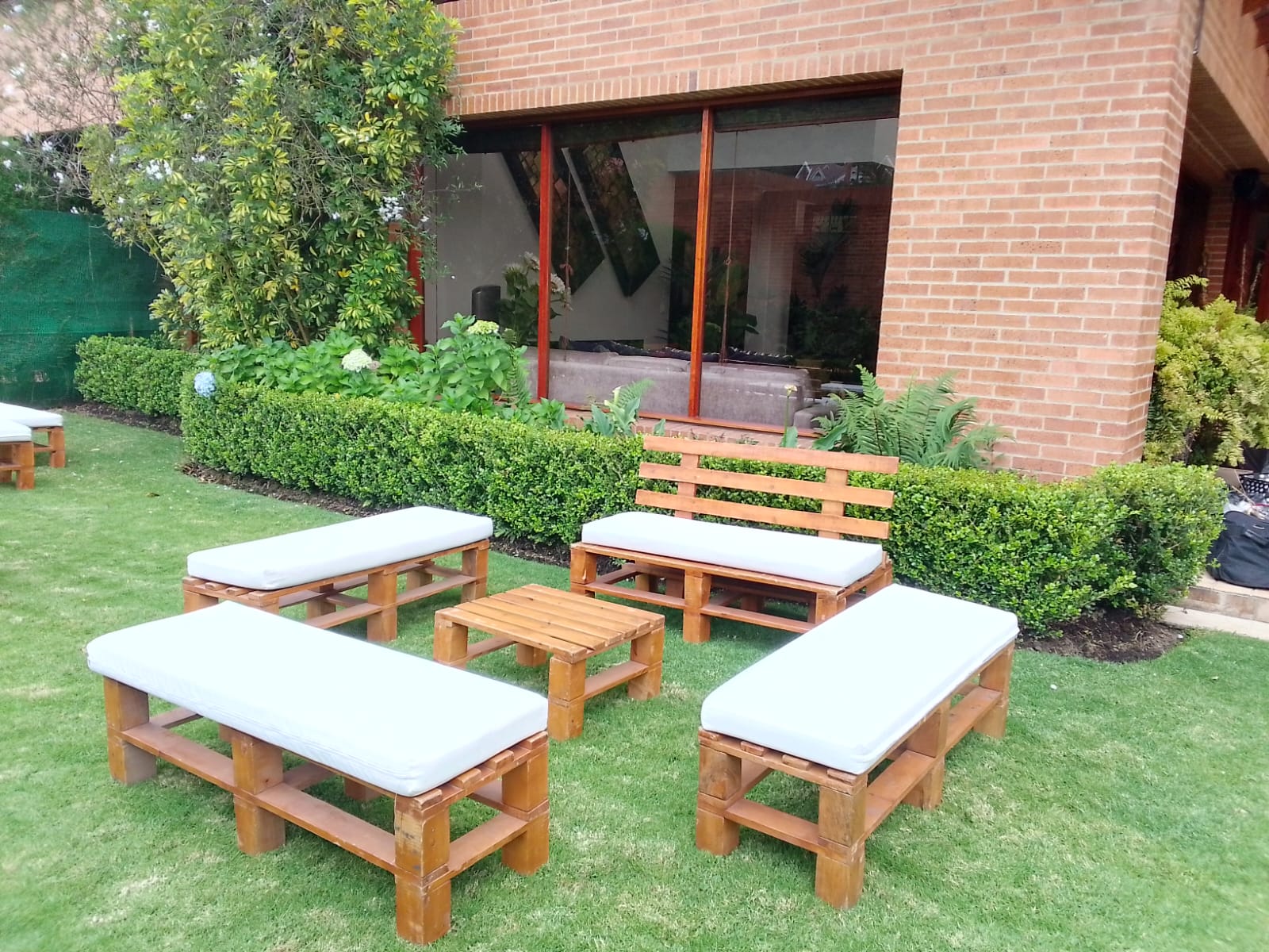 Sala rústica en estibas para evento al aire libre