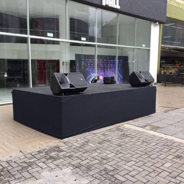 Tarima con pantalla para evento corporativo o lanzamiento de producto