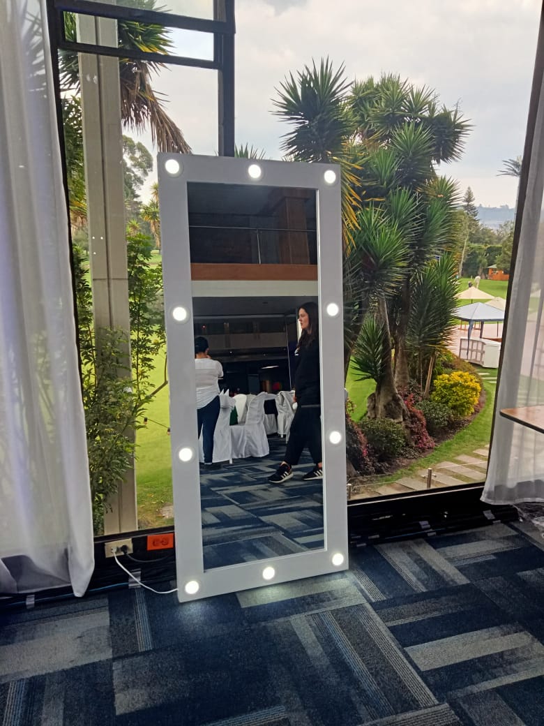 Tocador con espejo iluminado para evento de bodas
