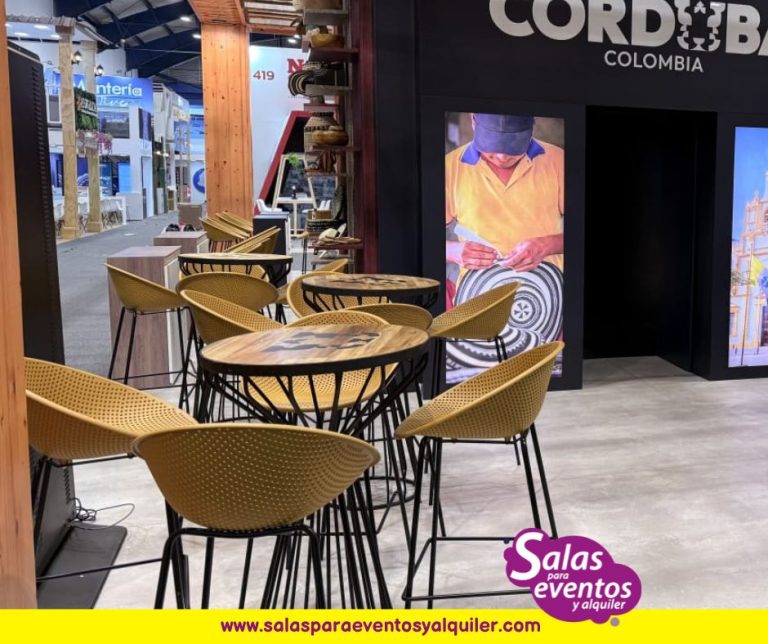 mesas y sillas en mimbre para eventos